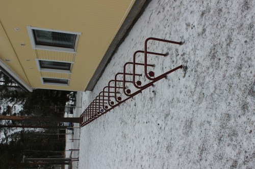 runkolukittava pyöräteline koulun pihalle